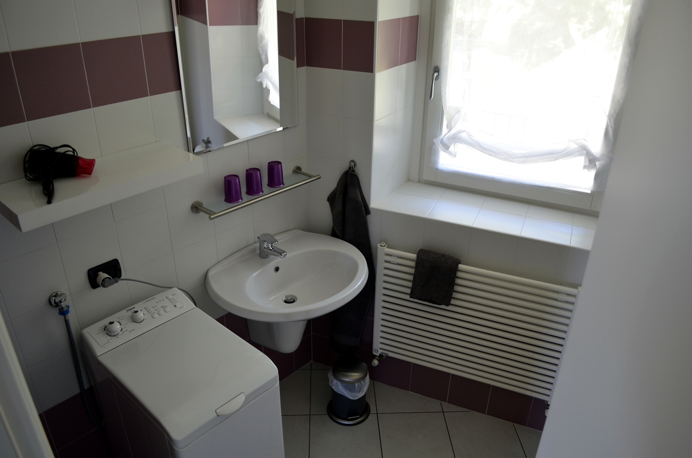Badezimmer mit Waschmaschine
